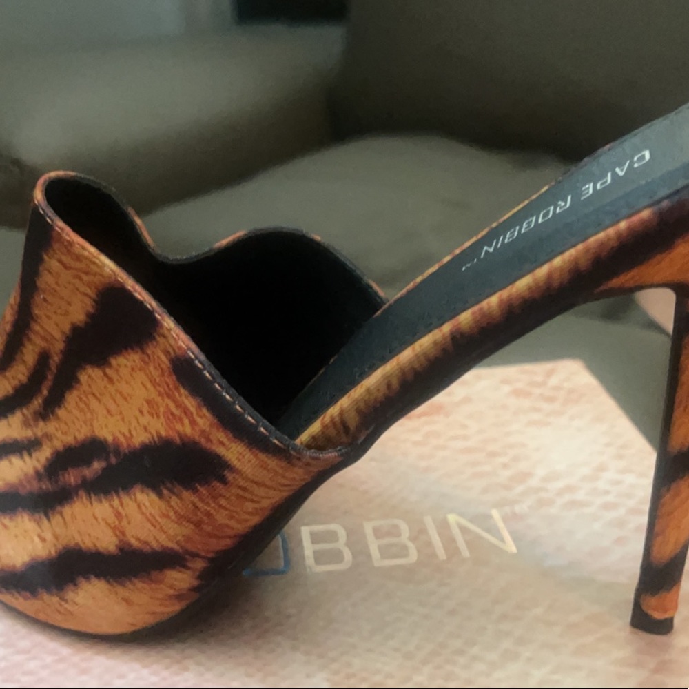 Never worn before. Color: Tiger - Picture 3 of 4